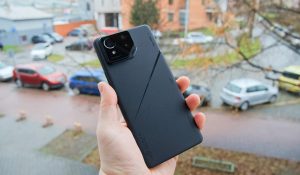 Chytrý telefon Asus ROG Phone 8 Pro v černé barvě