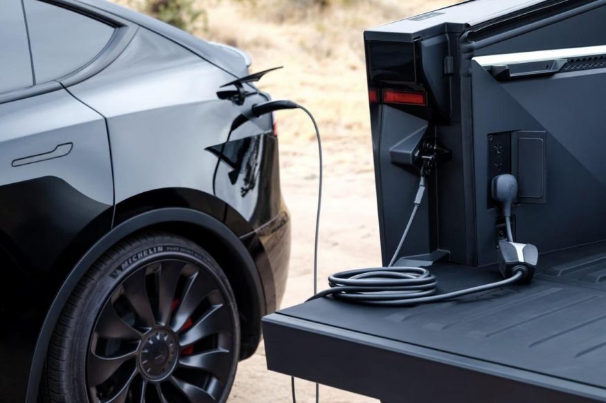Dobíjení jiného elektromobilu (Tesly) přímo z Cybertrucku Dobíjení jiného elektromobilu (Tesly) přímo z Cybertrucku