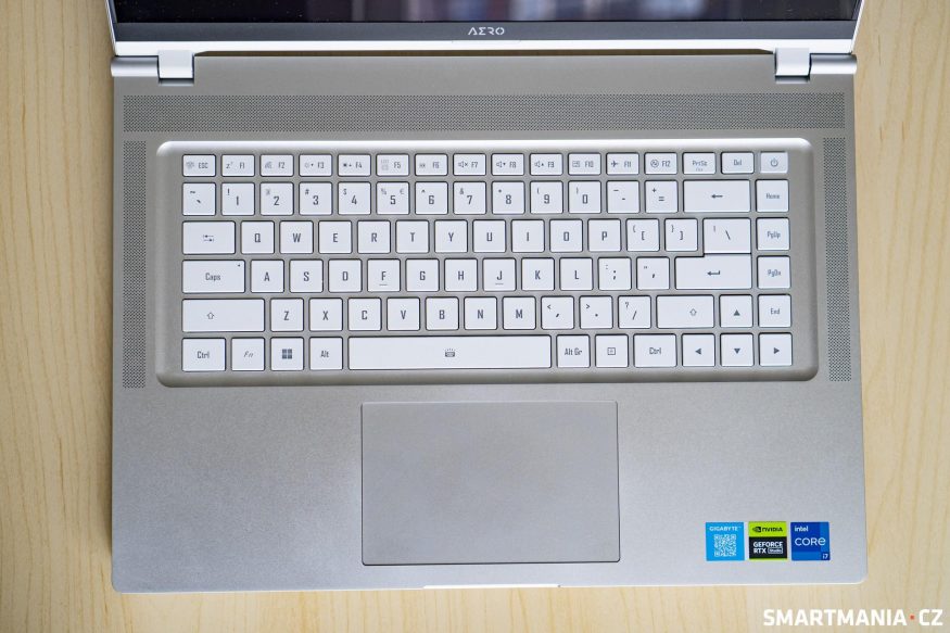 Pohled na klávesnici a touchpad