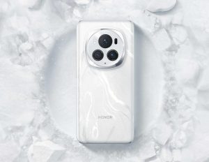 Smartphone Honor Magic 6 Pro v bílé barvě na tiskovém snímku