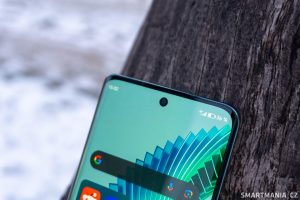 Selfie kamera a sluchátkový reproduktor na zařízení Honor Magic 6 Lite