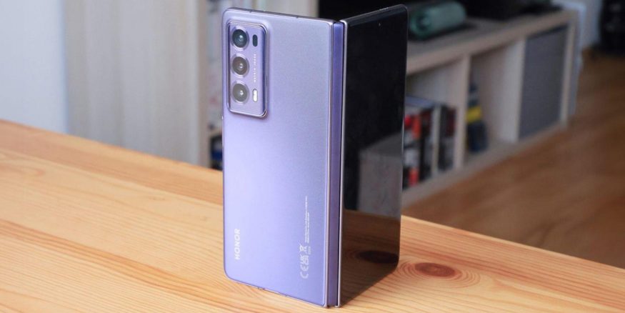 Skládací telefon Honor Magic V2 na propagačním snímku