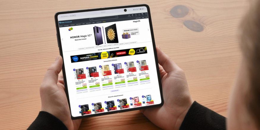 Skládací telefon Honor Magic V2 na propagačním snímku