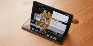 Skládací telefon Honor Magic V2 na propagačním snímku