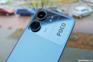 Chytrý telefon Poco C65 v modré barvě