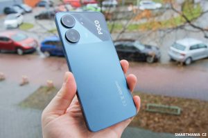 Chytrý telefon Poco C65 v modré barvě