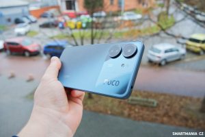 Chytrý telefon Poco C65 v modré barvě