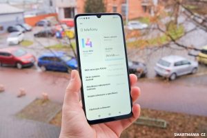 Chytrý telefon Poco C65 v modré barvě