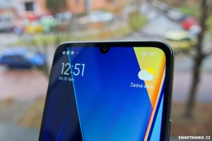 Chytrý telefon Poco C65 v modré barvě