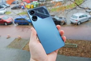 Chytrý telefon Poco C65 v modré barvě