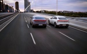 Elektrické Porsche Macan 4 a Macan Turbo (napravo)
