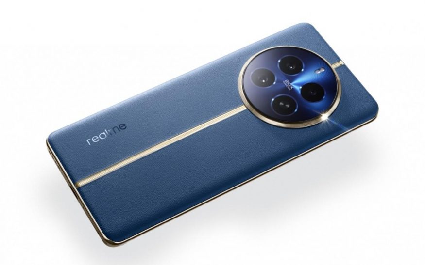 Realme 12 Pro v modré barvě na tiskovém snímku