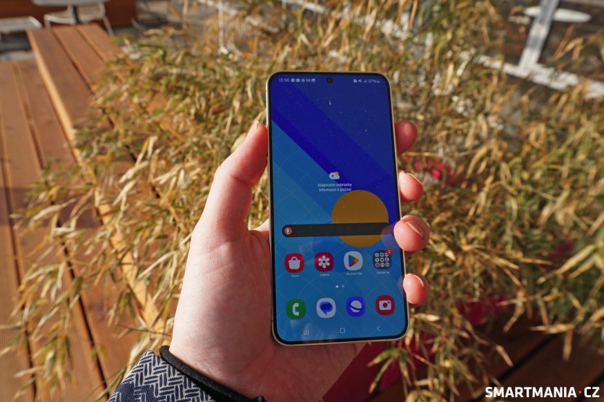 Samsung Galaxy S24 můžeme označit za kompaktní smartphone