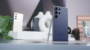 Samsung Galaxy S24 Ultra ve fialové barvě
