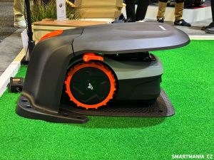 Segway Navimow i108E v dokovací stanici se stříškou