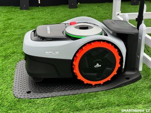 Segway Navimow i105N ve standardní dokovací stanici