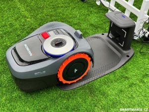 Segway Navimow i108E v dokovací stanici