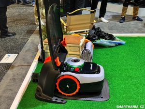Segway Navimow i105N v dokovací stanici se střížkou (dokupuje se zvlášť)