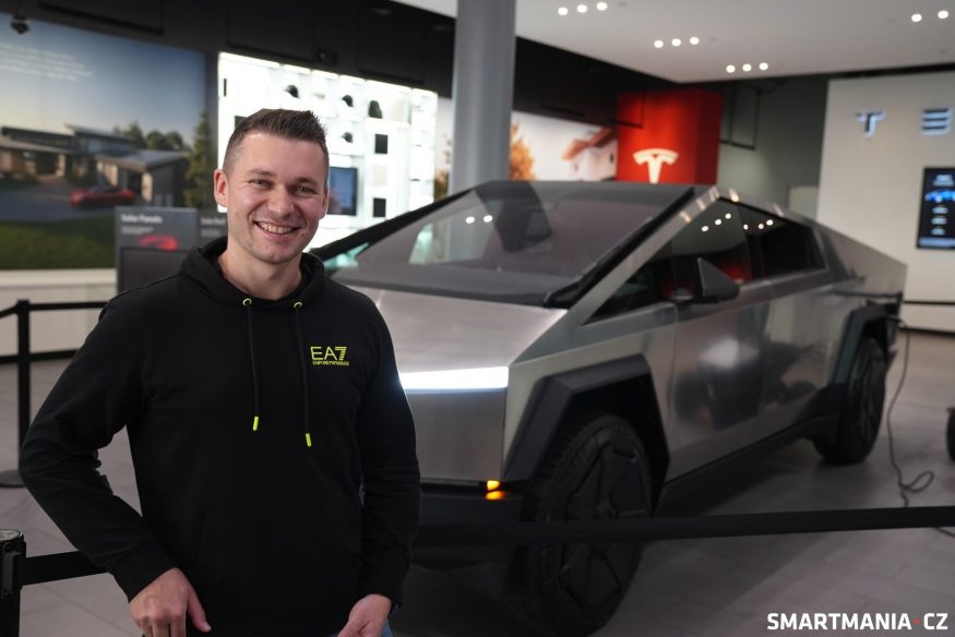 Tesla Cybertruck v showroomu v San Jose