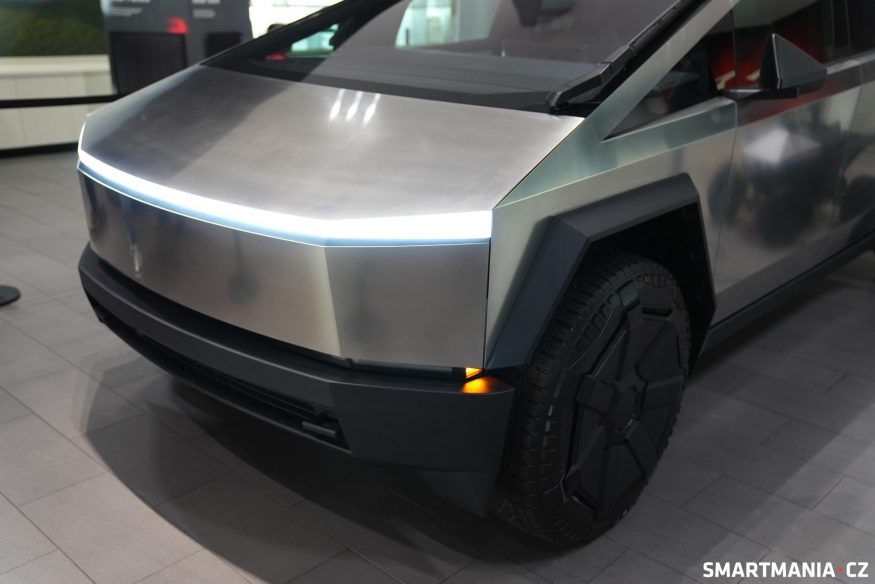 Přední strana elektrického pick-upu Tesla Cybertruck Přední strana elektrického pick-upu Tesla Cybertruck