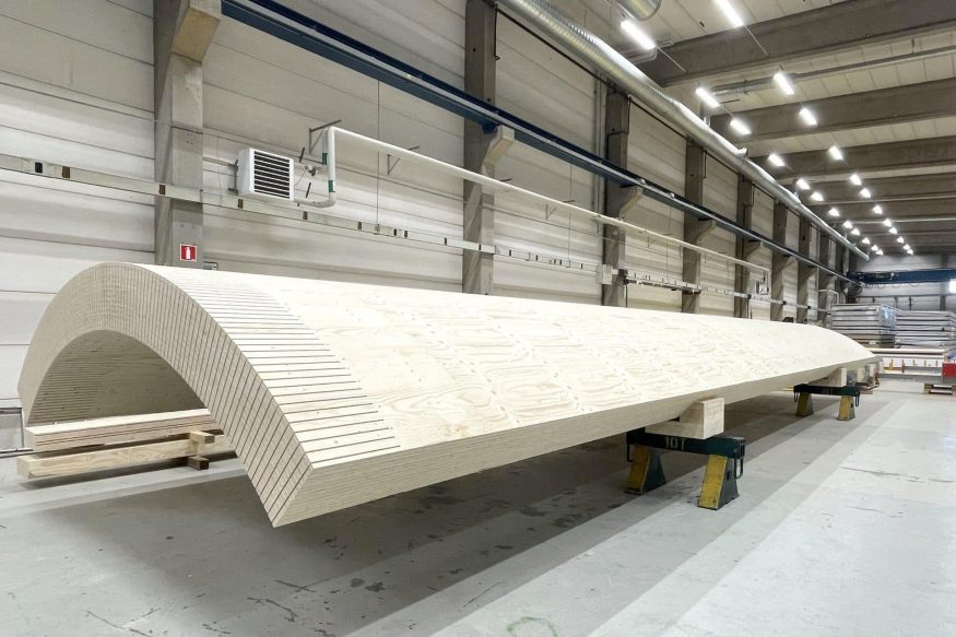 Tělo větrné elektrárny je vyrobené ze dřeva