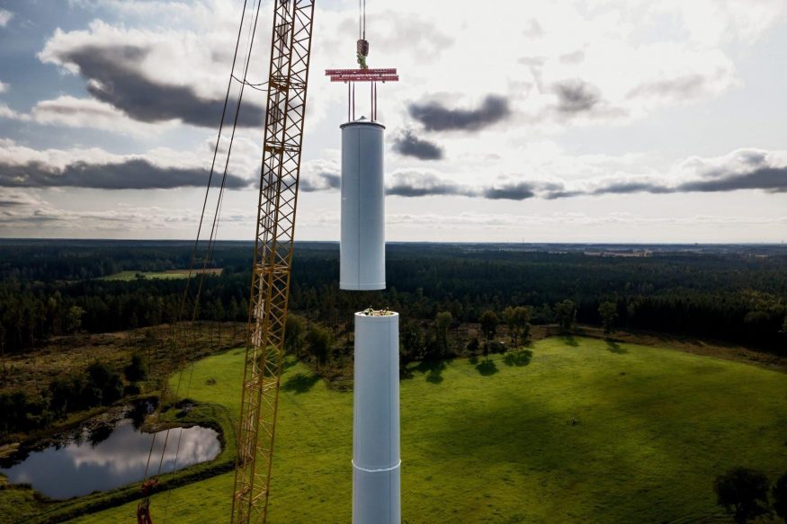 Stavba věže dřevěné větrné elektrárny