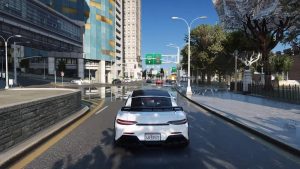 Bílé auto projíždí městem ve fanouškovské předělávce GTA 4