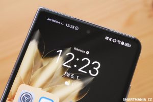 Honor Magic V2 s horní částí displeje