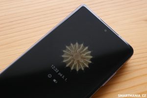 Honor Magic V2 s horní částí displeje