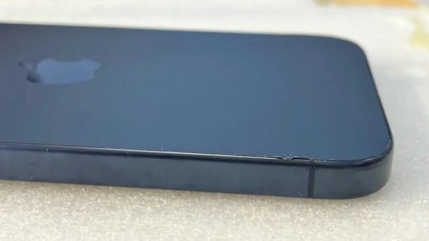 Odlepující se zadní krycí sklo iPhonu 15 Pro
