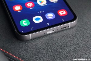 Samsung Galaxy S23 FE používá kombinaci kovových rámečků a skleněných zad