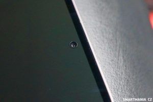Pod určitými úhly je stříbrný kroužek okolo selfie kamery nepříjemně rušivý