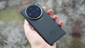 小编手中的vivo X100 Pro