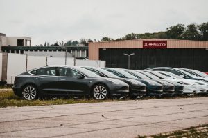 Několik vozů značky Tesla