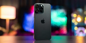 Chytrý telefon iPhone 15 Pro Max v černé barvě