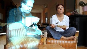Alicia Framis se svým holografickým manželem jménem AILex