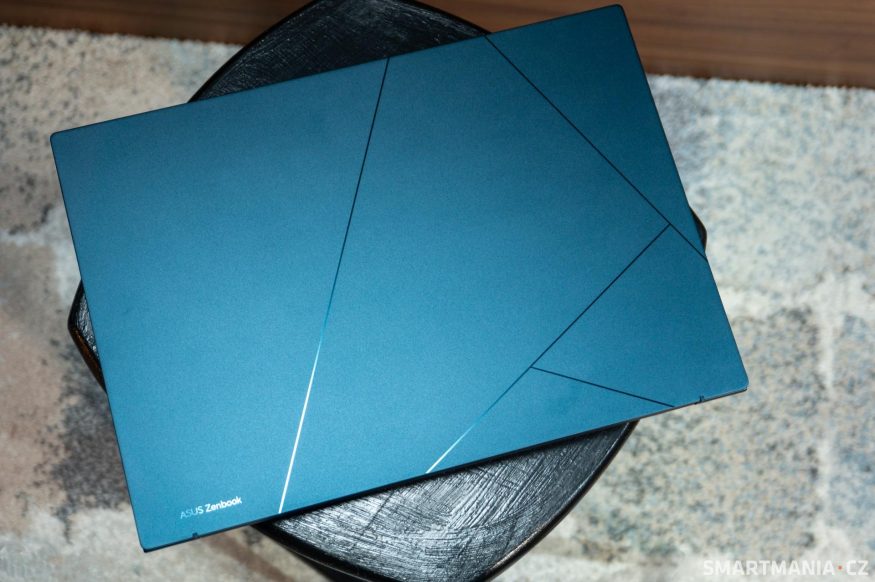 Víko notebooku Asus Zenbook 14 OLED je inspirovánou technikou kincugi