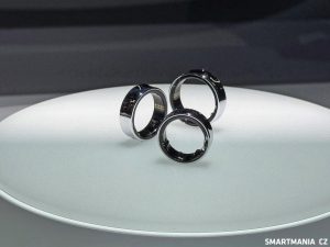 Samsung Galaxy Ring ve stříbrné barvě