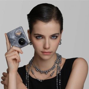 Véčkový smartphone Huawei Pocket 2 v šedé variantě