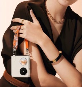 Véčkový smartphone Huawei Pocket 2 s oranžovou šňůrkou