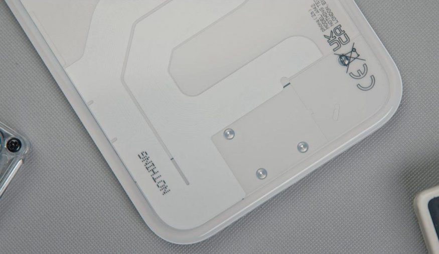 Nothing Phone 2a (2) Nothing Phone 2a na oficiálním tiskovém snímku