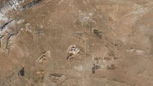 Působivý rozsah projektu zachytila družice Landsat-9 12. ledna 2024. Fotografie ukazuje impozantní pole solárních panelů táhnoucí se po kalifornské poušti.