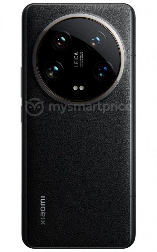 Xiaomi 14 Ultra v černé barvě na tiskovém snímku zezadu