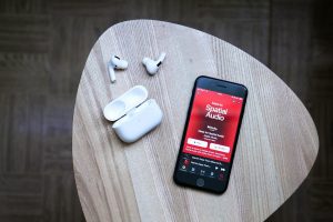 Chytrý telefon se službou Apple Music a sluchátky AirPods