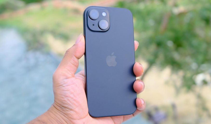 Smartphone iPhone 15 v ruce uživatele