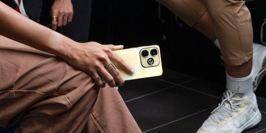 Chytrý telefon Infinix Hot 40i na propagačním snímku
