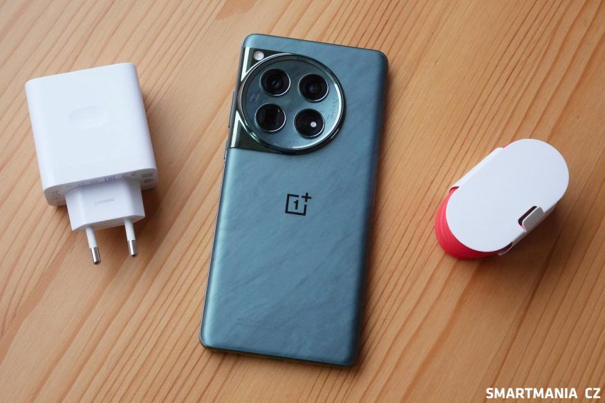 OnePlus 12 a obsah balení