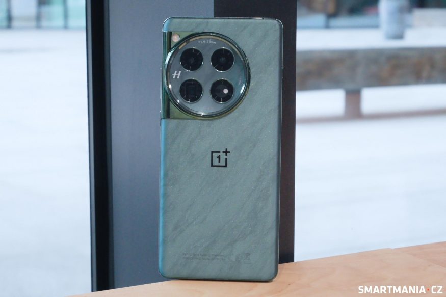 OnePlus 12 se stylovým mramorovým povrchem