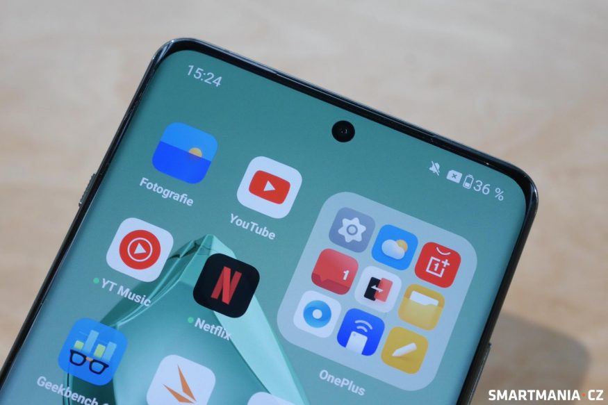Horní hrana displeje OnePlus 12