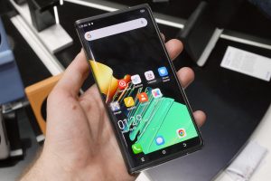 Koncepce rolovacího telefonu Tecno Phantom Ultimate